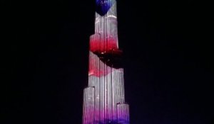 Le Burj Khalifa coloré avec une animation de LED pour la Dubai Design Week