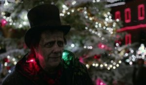 Frankenstein accueilli par les gens dans la pub d'Apple pour Noël