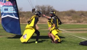 Ce parachutistes font une course de Wingsuit en chute libre