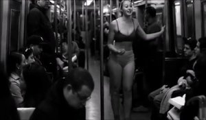 Cette mannequin enlève ses vêtement dans le métro de New York pour un speech sur la beauté des gens