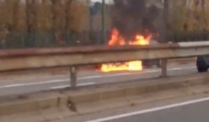 Voiture en feu à hauteur Hermann-Debroux