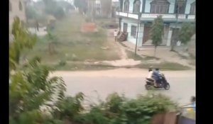 Deux hommes en scooter se font courser en pleine ville