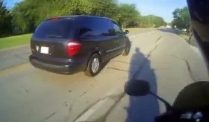 Un automobiliste jette une bouteille sur le motard. La réplique de ce dernier est invraisemblable !