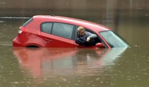 Cette automobiliste est piégée dans les inondations et fini sur le toit de sa voiture