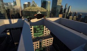 Un freerunner réalise des figures incroyables au sommet d'une tour à Toronto