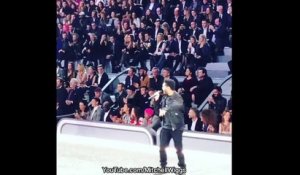 Le mannequin Bella Hadid & The Weeknd ensemble pendant le show Victoria's Secret à Paris