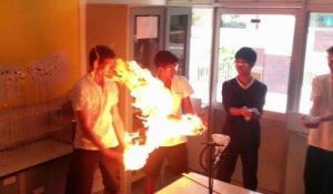 Des étudiants se passent une boule de propane en feu
