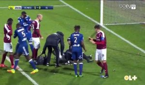 Les images inadmissibles du match Metz-Lyon  arrêtés après des jets de pétards sur le gardien lyonnais
