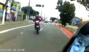 Ce motard se lance dans une course folle pour échapper à la police