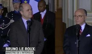 Remaniement : passation de pouvoir entre Bruno Le Roux et Bernard Cazeneuve au ministère de l’intérieur