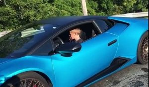 Un enfant de 11 ans au volant d'une Lamborghini va faire une course contre une Corvette