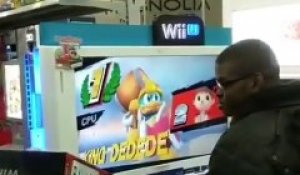 Des employés d'un magasin offrent une Wii à un gosse pauvre