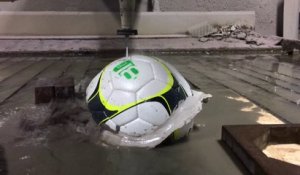 Découper des ballons de sport avec un laser d'eau ! Tennis, foot, rugby