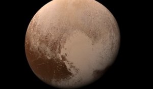 Survol de Pluton en couleurs