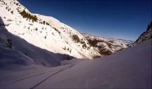 Un skieur hors piste chute d'une falaise