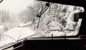 Un train roule après une tempête de neige
