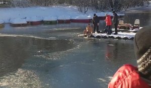 Cet homme courageux saute dans un lac gelé pour sauver un chien de la noyade