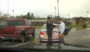 Un policier fait un noeud de cravate à un automobiliste en excès de vitesse