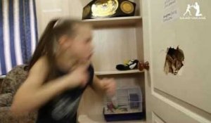 Une jeune boxeuse défonce la porte de sa chambre à coup de poing !