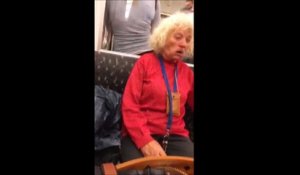 Mamie joue avec son dentier dans le métro... EURK