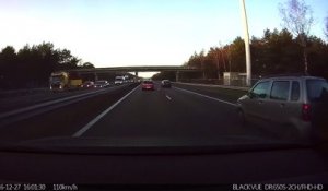 Une Tesla évite un accident