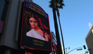 Les fans rendent hommage à Carrie Fisher à Los Angeles