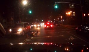 Un cycliste grille un feu et se fait percuter par une voiture à NY