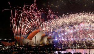 Sydney brings in 2017 with spectacular fireworks show
