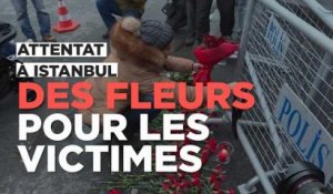 Attentat à Istanbul : des fleurs déposées devant la discothèque