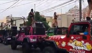 50 danseuses de pole dance dans un cortège funéraire