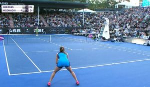 Auckland - Goerges renverse Wozniacki