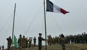 Ceremonie symbolique entre soldats de montagne francais et...