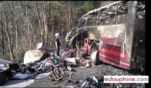 Sur les lieux de l'accident de car mortel dans la descente de l'Alpe...