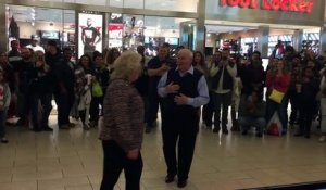Un couple âgé se met à danser, tout le monde est très emballé par leur performance