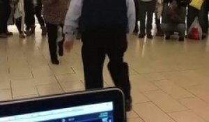 Ce couple âgé danse dans un centre commercial. Regardez comment l'homme va mettre le feu !