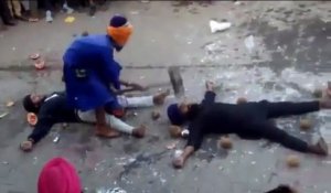 Un Sikh se prend un coup de masse sur la tête