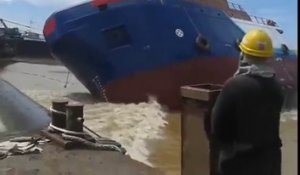Fail : une mise à l'eau d'un gros bateau ne se passe pas comme prévu