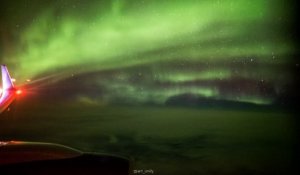 Des aurores boréales magnifiques filmées depuis le hublot d'un jet