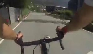 Enorme chute du cycliste Joaquim Rodriguez qui percute la glissière et fini dans le trou