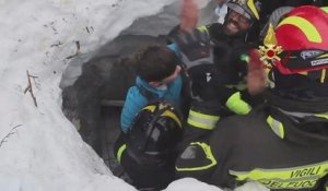 Avalanche en Italie : au moins 10 survivants localisés