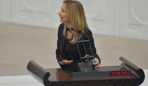 Turquie : une députée s'enchaîne dans le parlement