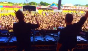 Ces 2 DJ australiens piégent leur public en plein show... Troll trop drole