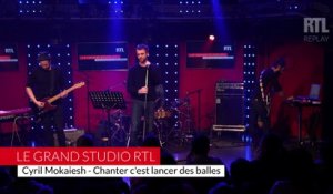 Cyril Mokaiesh interprète "Chanter c'est lancer des balles" dans "Le Grand Studio RTL"