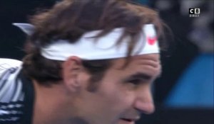 Rafael Nadal au service face à Roger Federer : le premier point de la finale de l'Open d'Australie