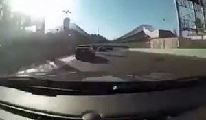 Enorme crash entre une BMW M3 et une M4 sur un circuit... Attention ça va vite