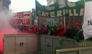 Les travailleurs de Caterpillar rassemblés devant l'Elysette à Jambes