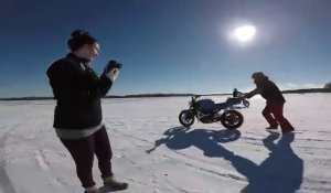 Il se fait éjecter de sa moto qui se sauve toute seule sur un lac gelé
