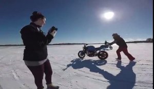 Une moto se la jour solo sur la glace