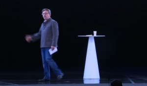 Mélenchon défie Le Pen à Lyon via son hologramme à Paris