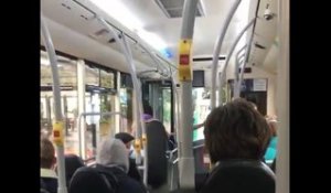 Un conducteur de bus sort un passager ivre !